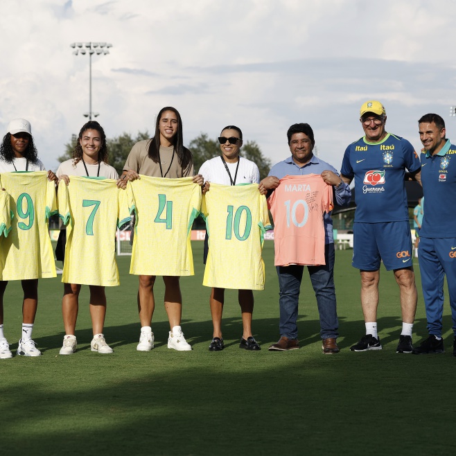 Jogadoras da Seleção Feminina acompanham treino em Orlando