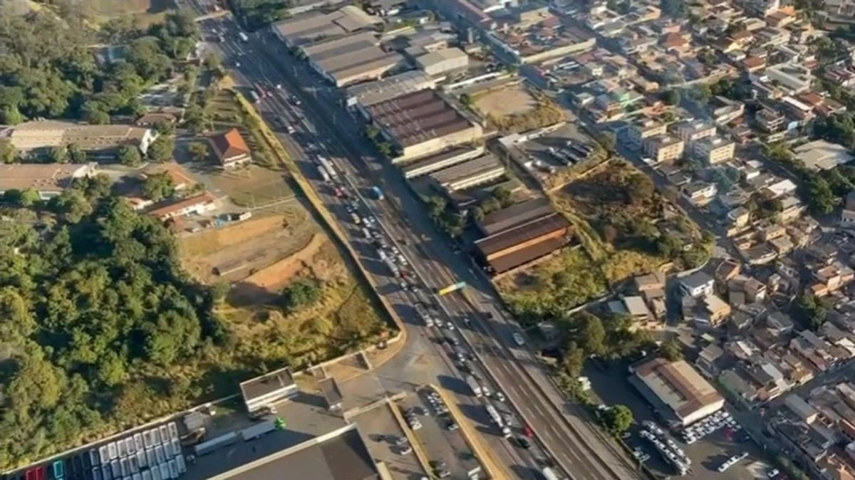 Obras de recapeamento na 381 gera lentidão e congestionamento em Betim