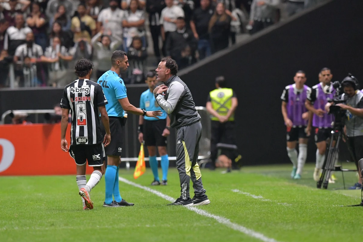 Milito evita comentar expulsão de Hulk, do Atlético, mas pede revisão na arbitragem: “Só existe aqui”