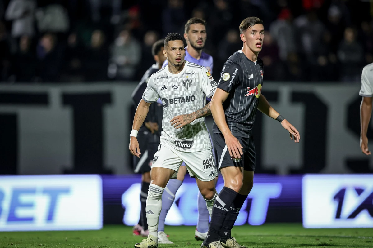 Galo supera desfalques, vence o Bragantino e se aproxima do G4