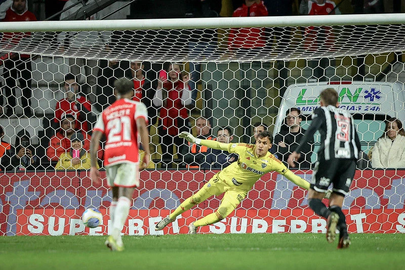 Provável titular no domingo (30), Matheus Mendes defendeu dois de três pênaltis pelo Atlético