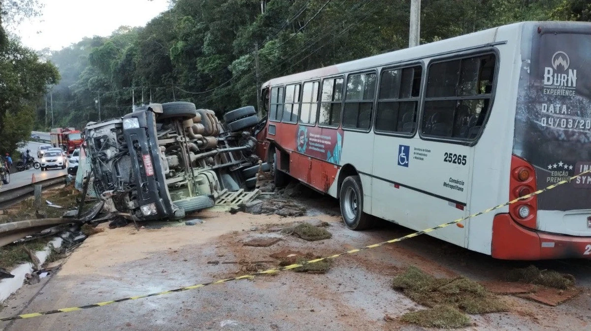 Acidente entre caminhão e ônibus deixa feridos em Nova Lima; mulher entrou em trabalho de parto