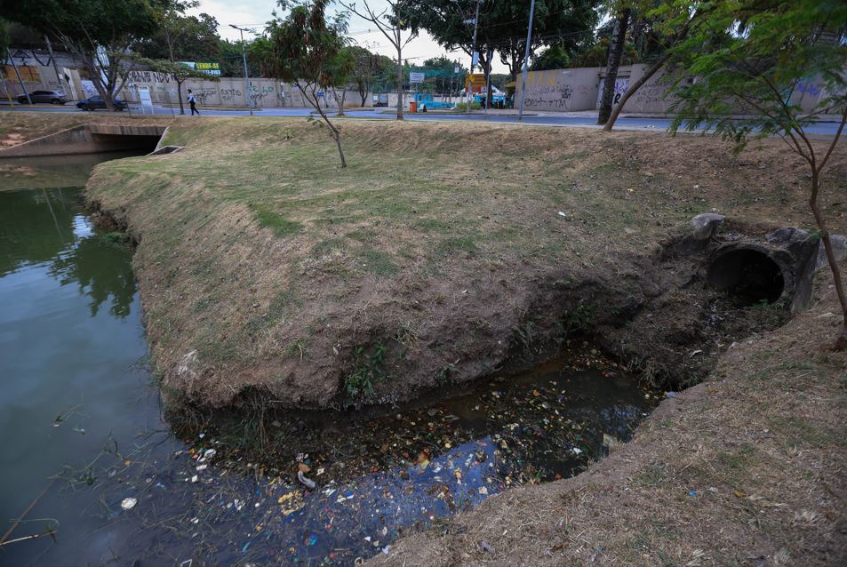 Lagoa da Pampulha fica 5 meses sem limpeza, e PBH não garante que Marcio Lacerda possa velejar no local