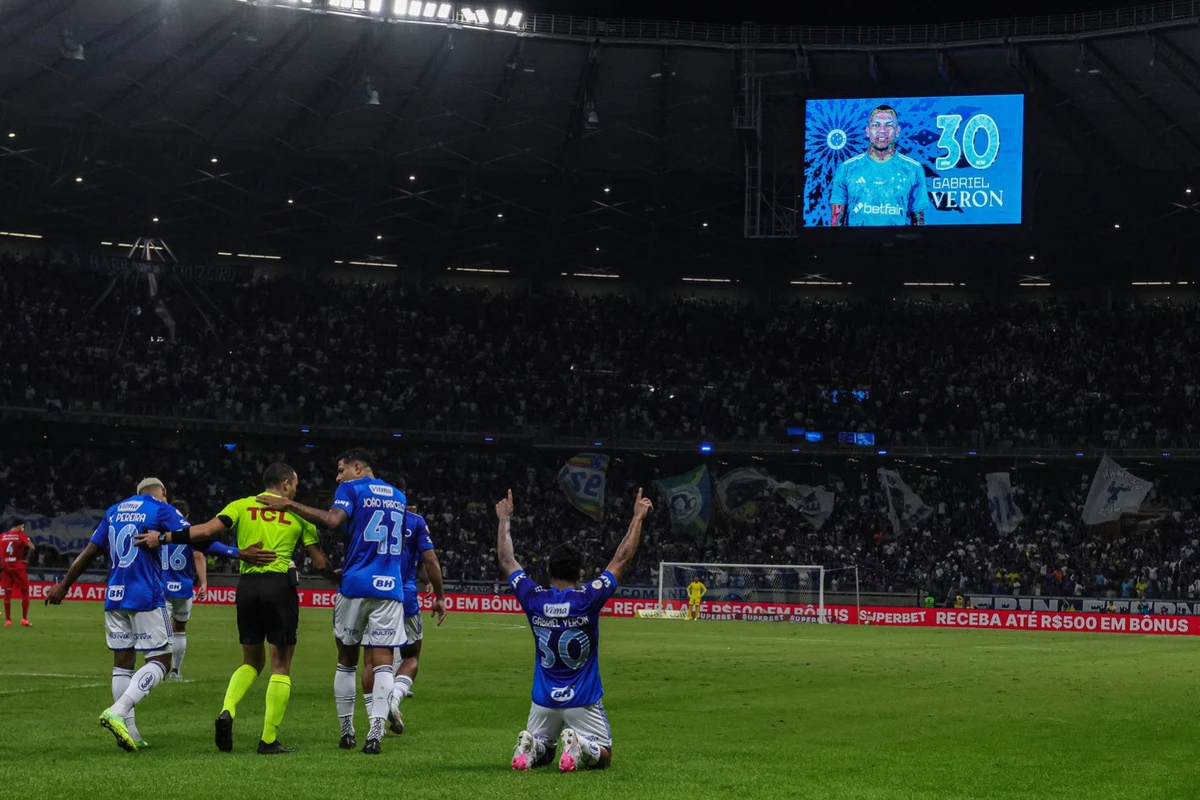 Cruzeiro vence o Athletico no Mineirão e mantém 100% em casa no Brasileiro