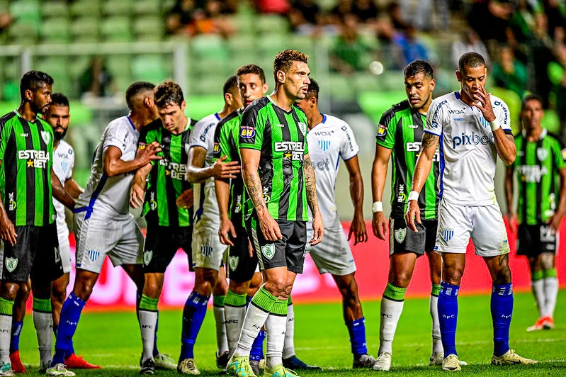 Com um a menos, América busca reação, empata com o Avaí no Horto e segue na liderança da Série B