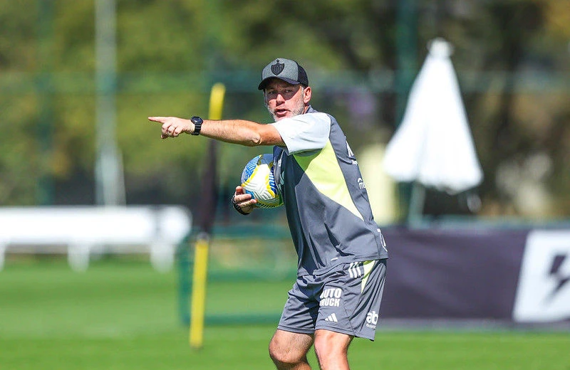 Milito promete trabalho ‘árduo’ para retomada de confiança de jogadores do Galo