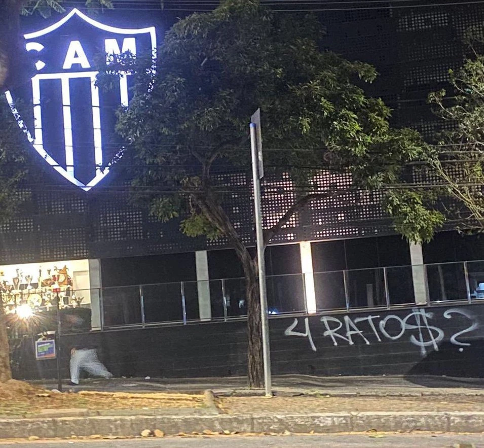 Sede de Lourdes é pichada após a derrota do Atlético para o Botafogo