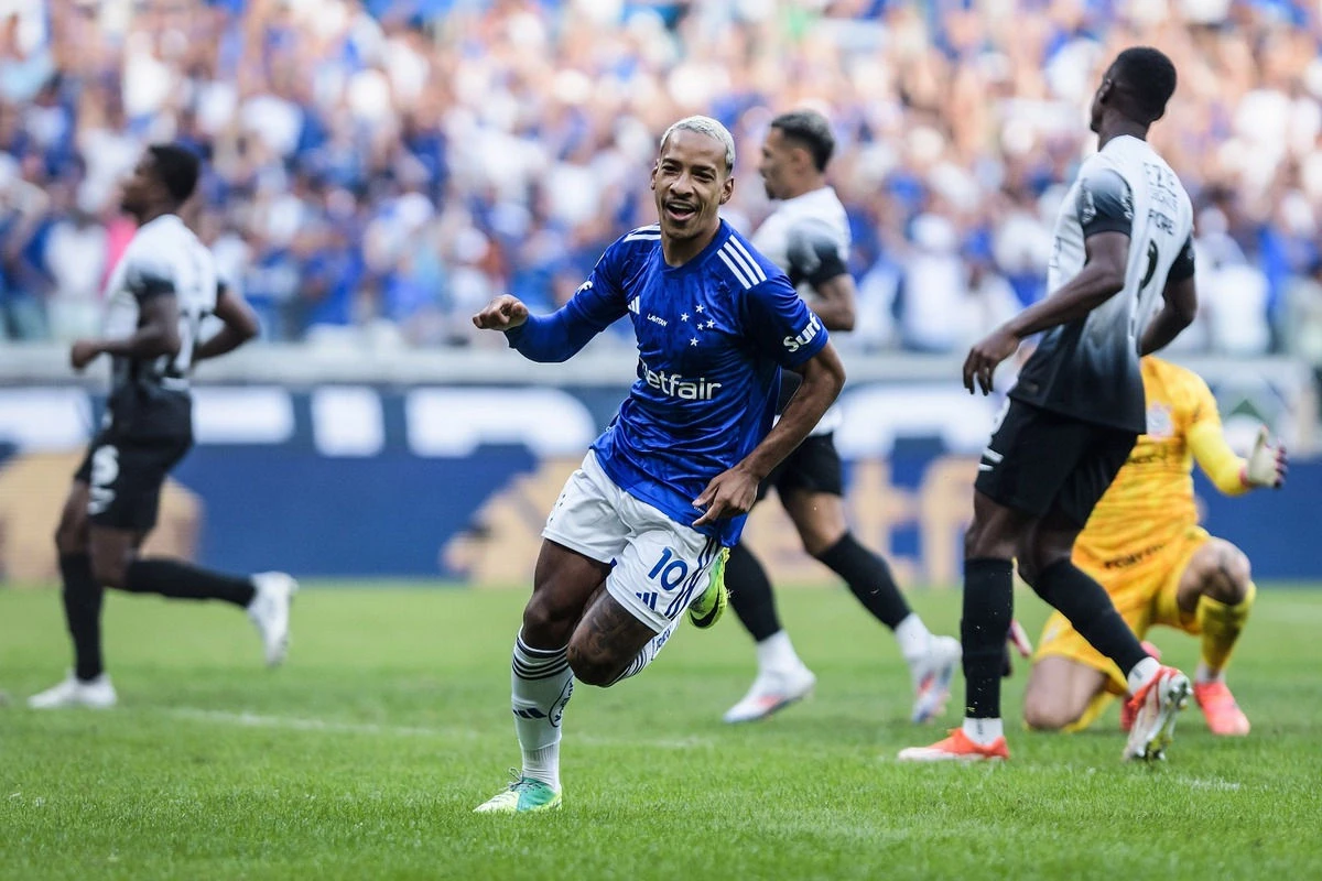 Com show da torcida e em campo, Cruzeiro goleia Corinthians e segue 100% no Mineirão