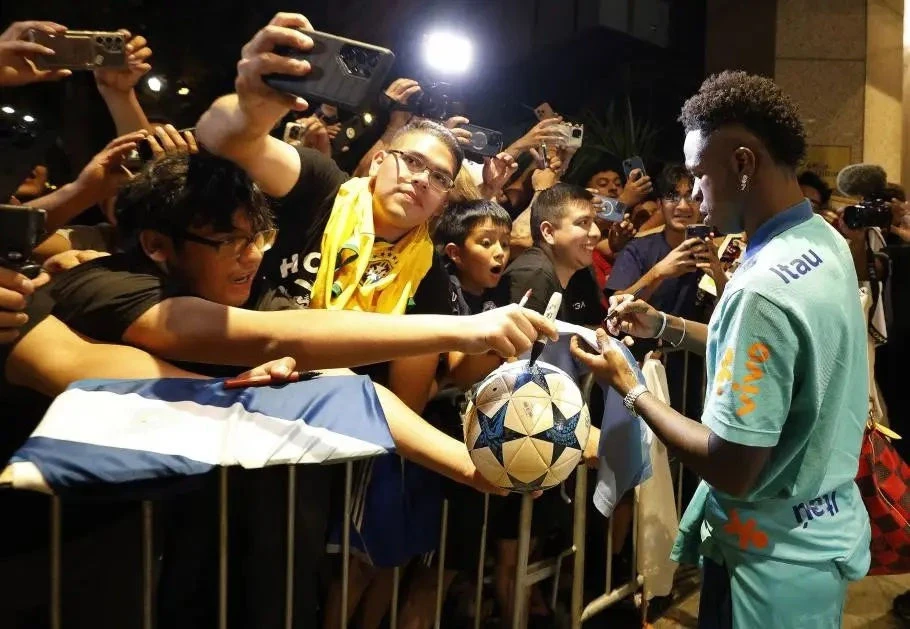 Voo atrasa, mas seleção brasileira é recebida com festa em seu retorno à Califórnia