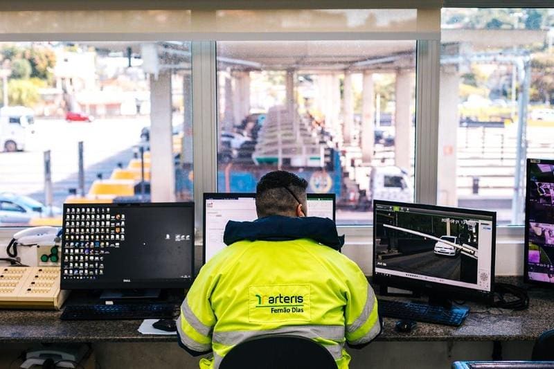 BR-381: batida entre duas carretas causa interdição em MG; fila é de 3 km