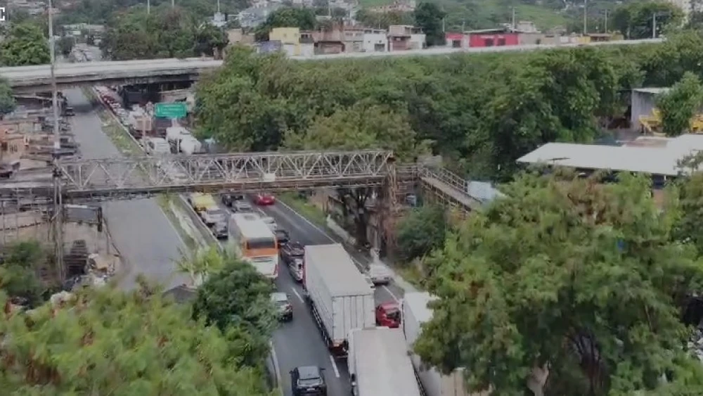 Sexta-feira (15) tem trechos de congestionamento e acidentes na 381, Fernão Dias e BR-040