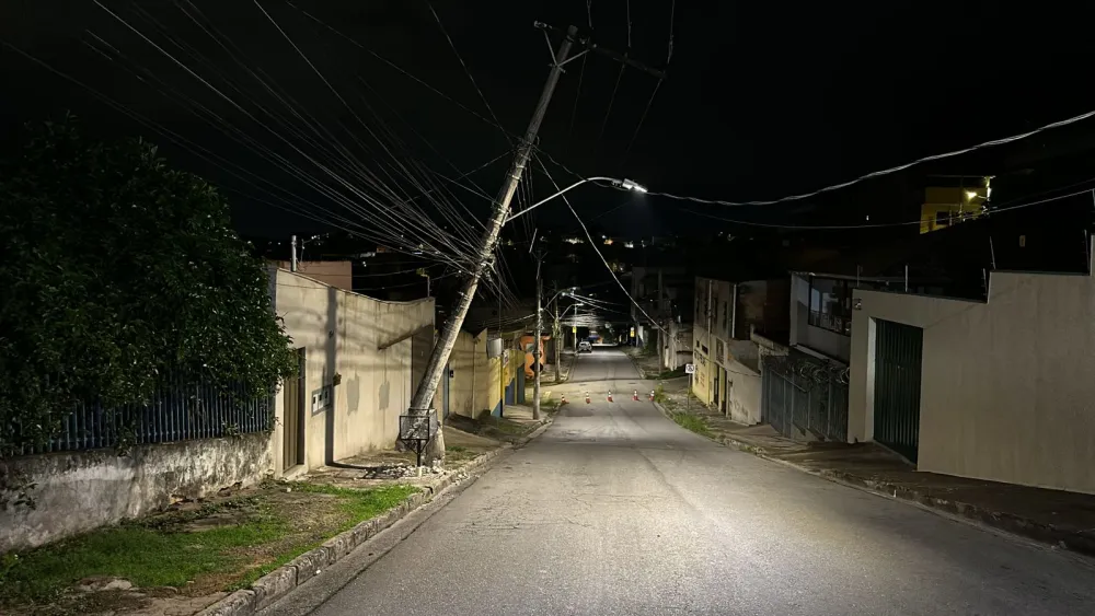 Motorista de ônibus passa mal e bate veículo em poste na região Nordeste de BH