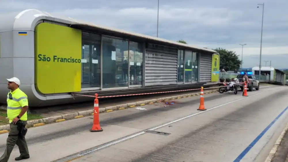 Homem é esfaqueado dentro de cabine do Move e jogado na avenida Antônio Carlos