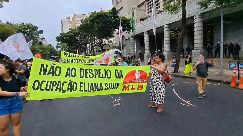 Av. Afonso Pena, em BH, é parcialmente liberada por manifestantes contra despejo de ocupação