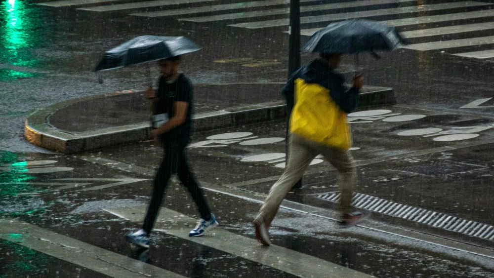 Vai chover? Defesa Civil alerta para rajadas de ventos e raios na segunda-feira (30) em BH