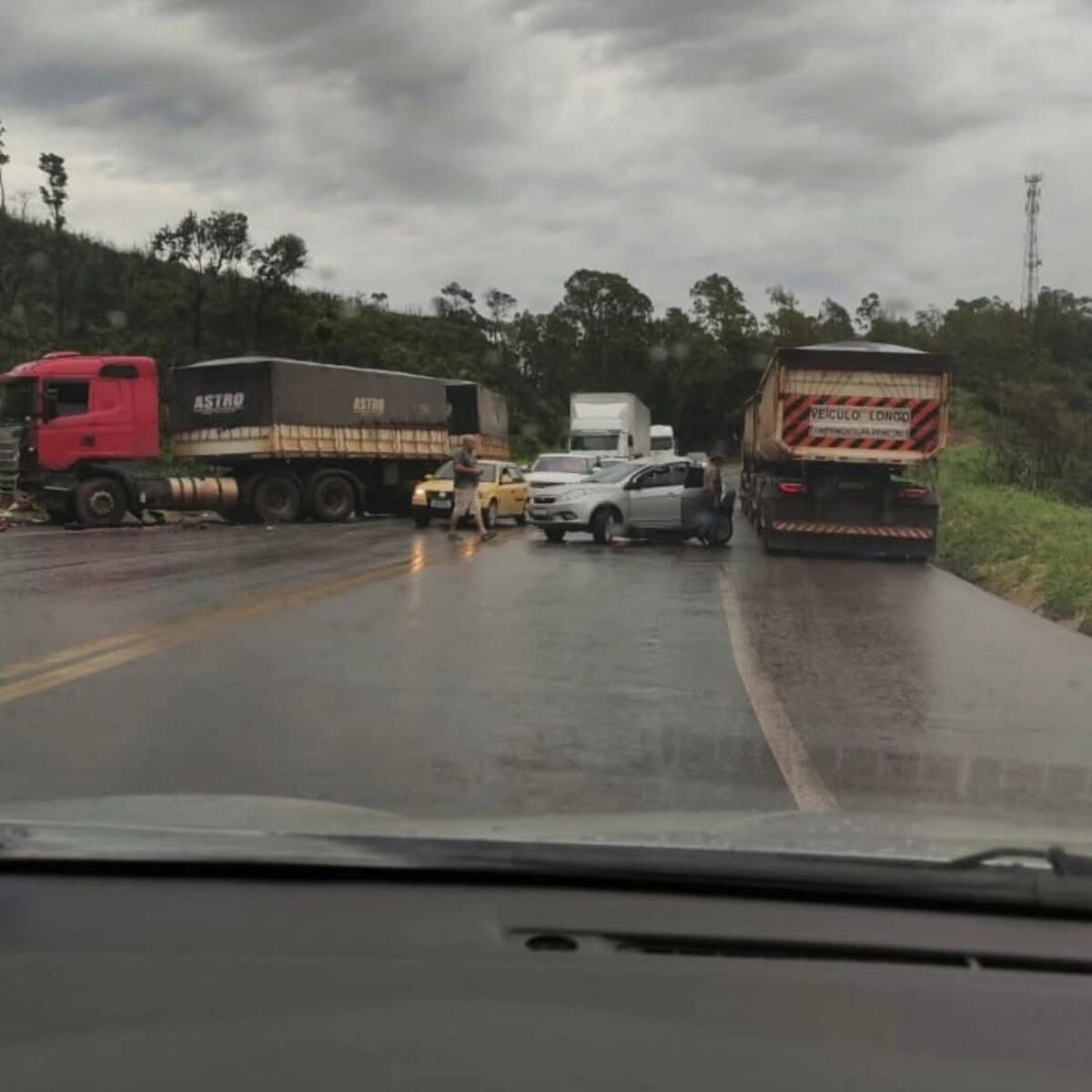 Acidente entre carro e carreta deixa um ferido na BR-381, na Grande BH