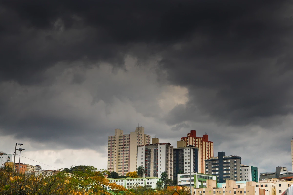 Defesa Civil emite alerta de chuva com ventos de 50 km/h para BH; veja cuidados