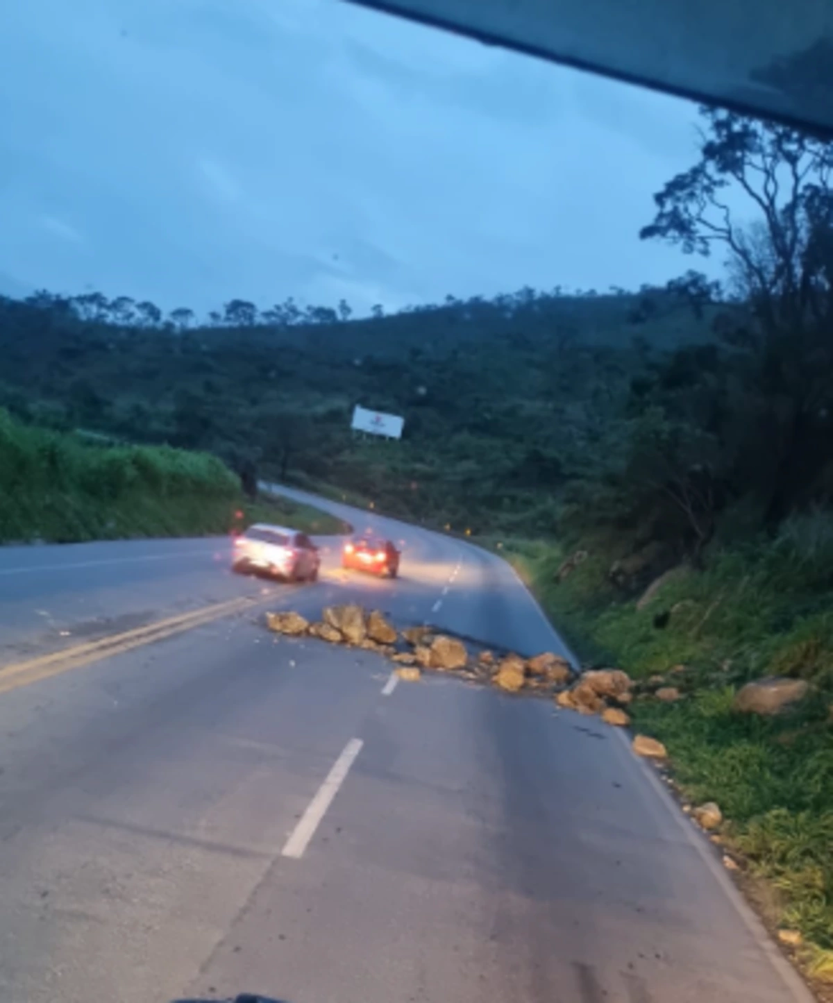 Deslizamento de pedras quase atinge carreta e bloqueia faixa da BR-381, na Grande BH