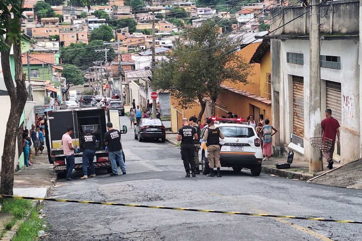 VÍDEO: Homem mata companheira a facadas, acaba agredido por vizinhos e preso pela polícia, em BH