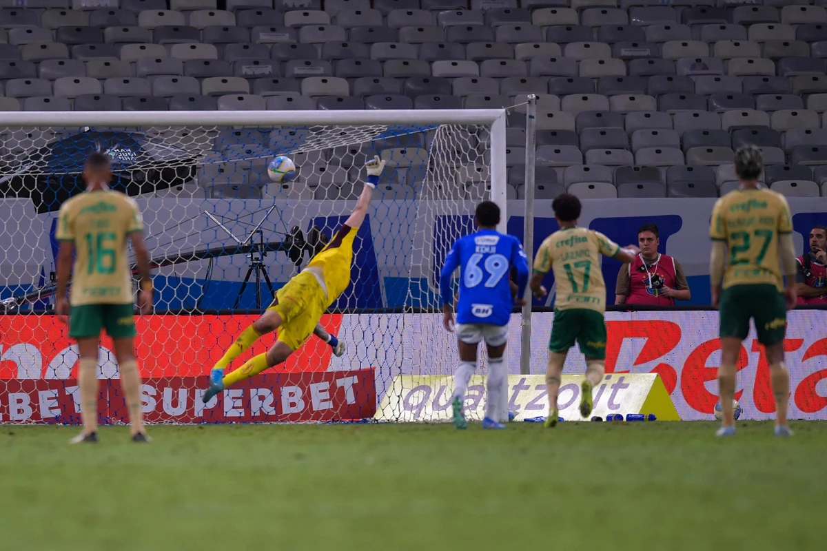 Cruzeiro sofre virada para o Palmeiras no Mineirão e vê Libertadores se tornar distante