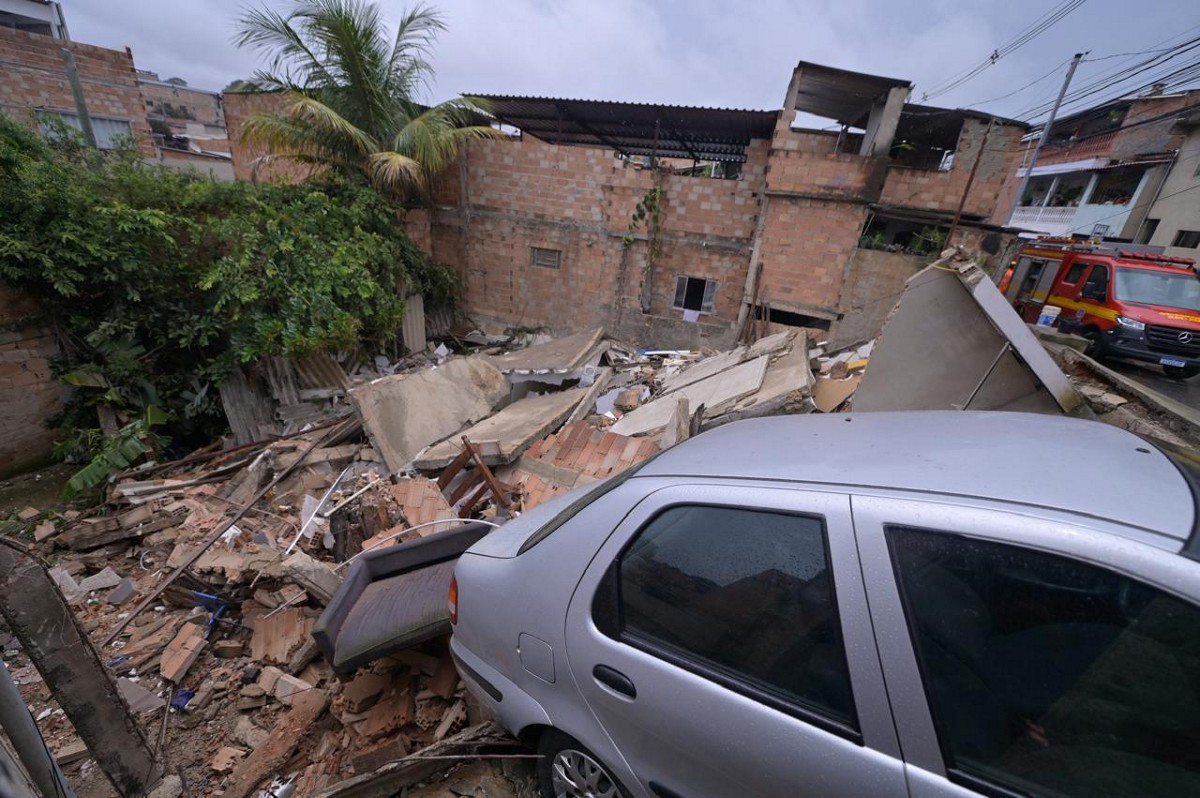 Vice-prefeito eleito, Álvaro Damião vai a local onde casa desabou no bairro Paulo VI