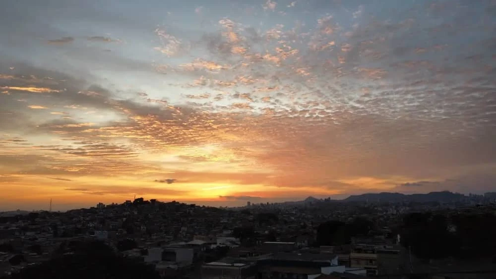 Com a mínima de 20,4 °C, BH deve ter mais um dia quente e chuva à tarde