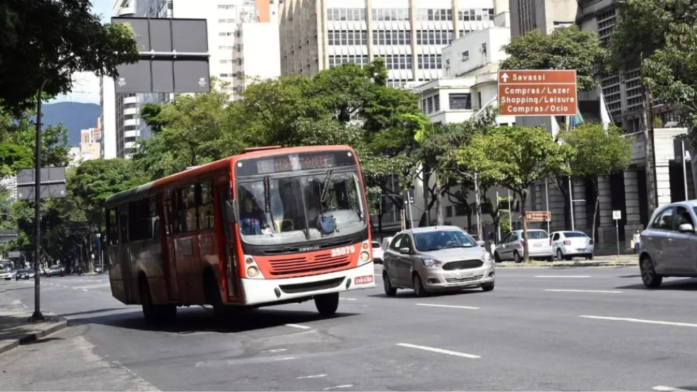 Pelo menos 70 painéis eletrônicos em pontos de ônibus estão inoperantes em BH: ‘Atrapalha muito’