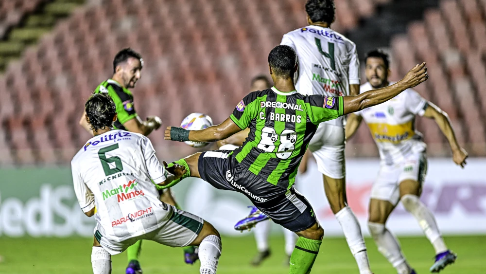 América e Uberlândia empatam em jogo movimentado na estreia do Mineiro