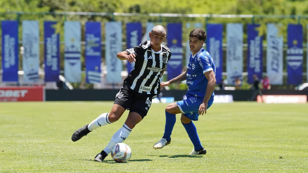 Sob forte calor, ‘crias’ do Atlético empatam com Aymorés na estreia do Mineiro