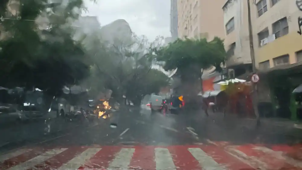 BH amanhece fria e tem previsão de chuva forte; termômetros devem marcar 28 °C nesta quinta-feira (2)