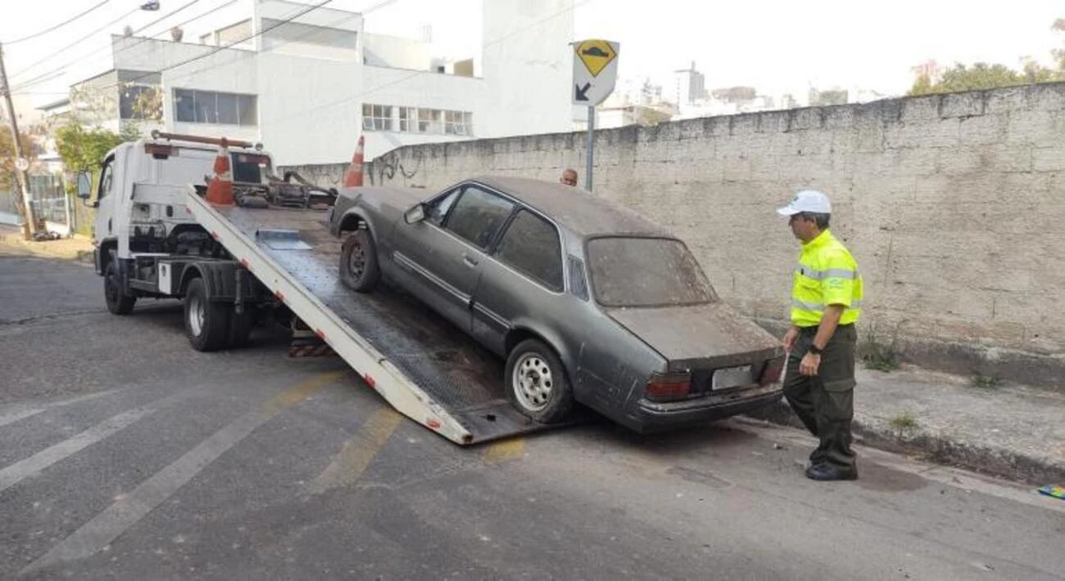 Treze carros abandonados são retirados das ruas de BH por semana em ações de combate à dengue