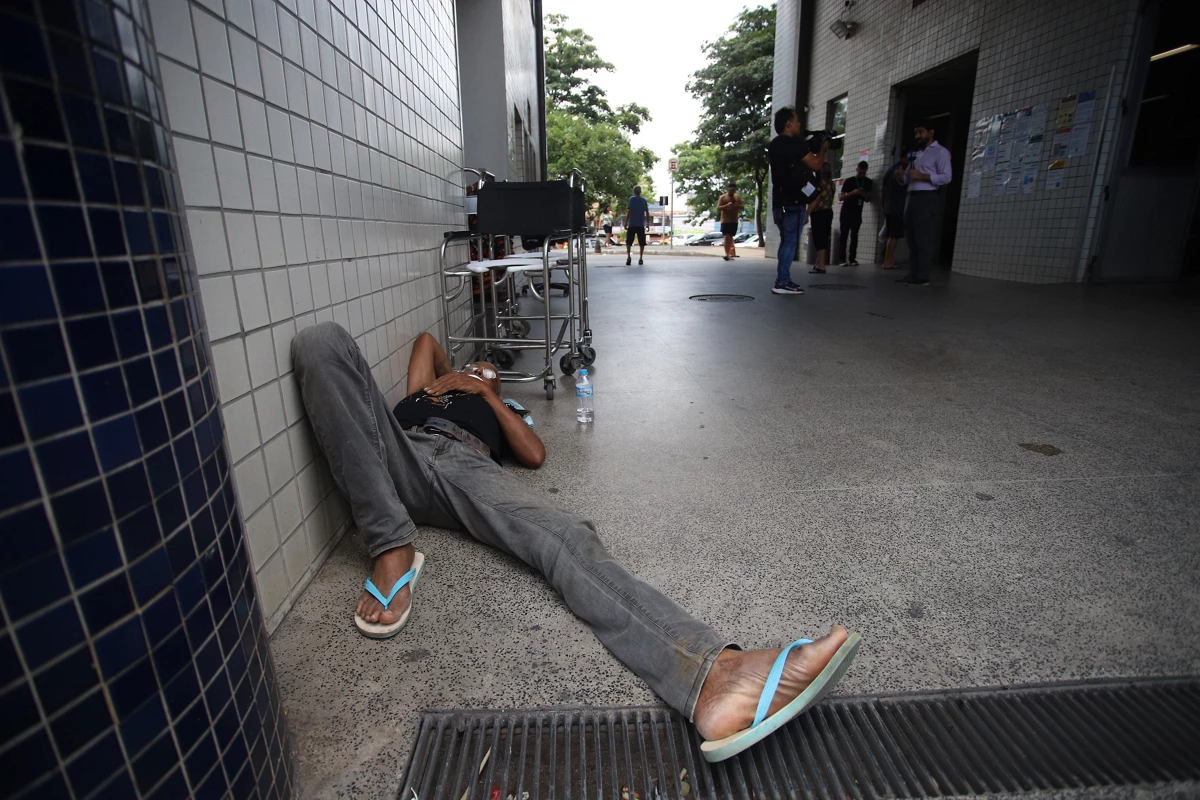 Com Risoleta de porta fechada em BH, pacientes esperam no chão e em macas improvisadas: ‘revoltante’